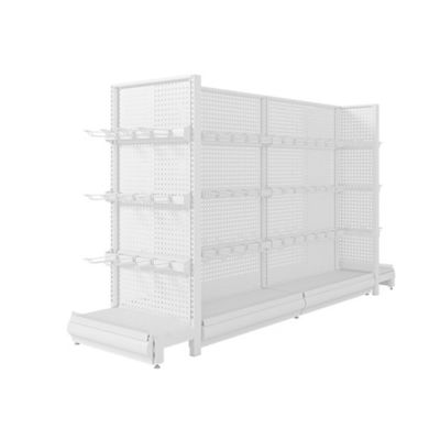 Moderne półki w supermarkecie