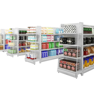 Moderne półki w supermarkecie