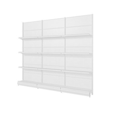 Moderne półki w supermarkecie